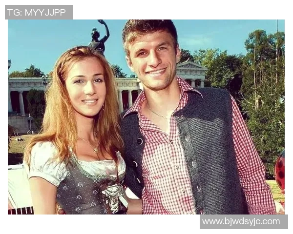 足球明星母亲与小男友的甜蜜生活揭秘引发热议